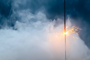 Yoğun dumanlı ateş fişeği, soyut Noel havai fişeği arka planı