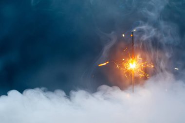 Yoğun dumanlı ateş fişeği, soyut Noel havai fişeği arka planı