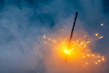 Yoğun dumanlı ateş fişeği, soyut Noel havai fişeği arka planı