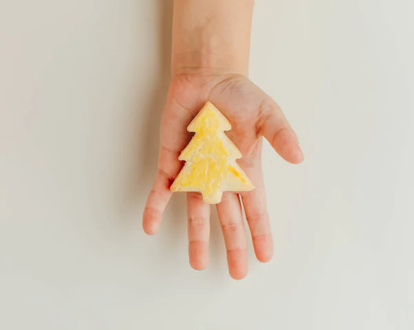 子供が手にクリスマスツリークッキーを持って — ストック写真