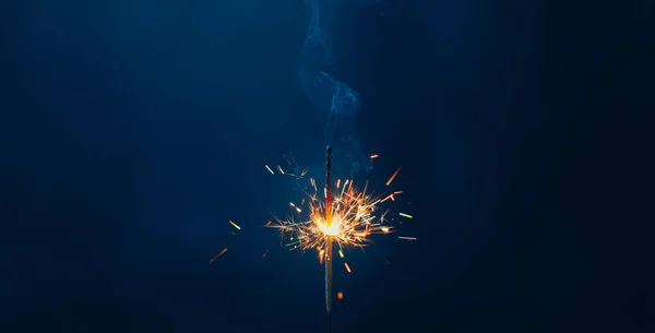 Glänzende Feuerfunkel Auf Dunkelblauem Hintergrund Mit Kopierraum — Stockfoto