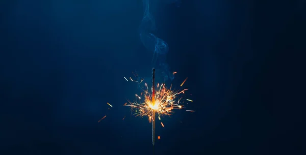 Bengala Fuego Brillante Sobre Fondo Azul Oscuro Con Espacio Copia —  Fotos de Stock