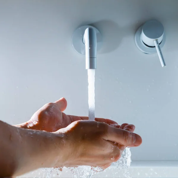 Mani Sotto Rubinetto Con Acqua Corrente — Foto Stock