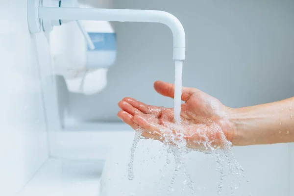 Hand Onder Kraan Met Stromend Water Plons — Stockfoto