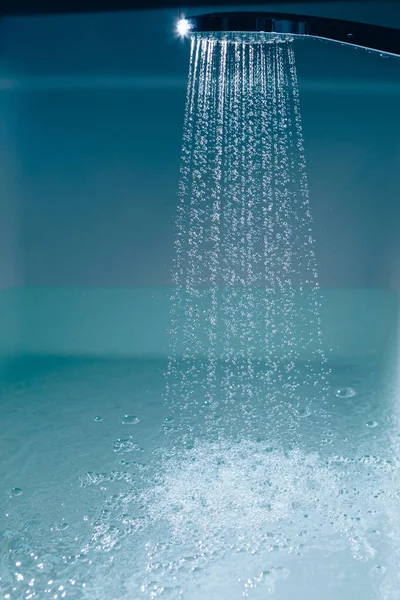 Sprcha Naplňující Vanu Proudem Vody — Stock fotografie