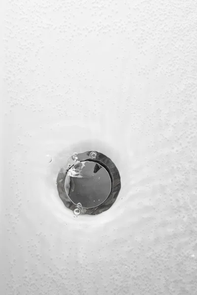 浴槽は水と泡で排水する — ストック写真