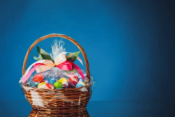 Cesta Presente Páscoa Com Ovos Multicoloridos Fundo Azul Com Espaço — Fotografia de Stock