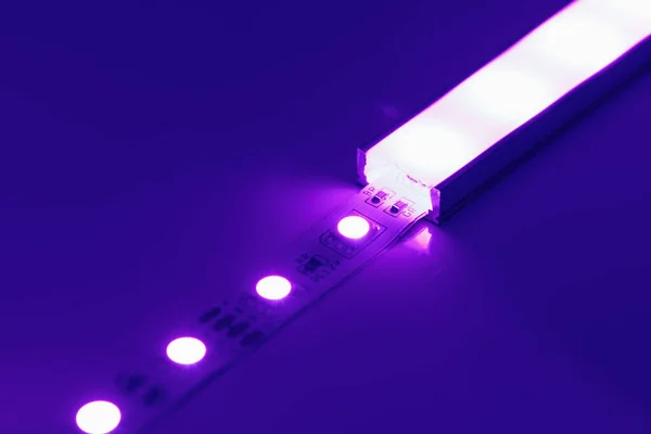 Dioda Led Pasek Fioletowy Światło Dyfuzorze Kanał Aluminiowy — Zdjęcie stockowe