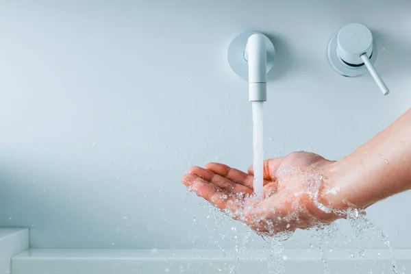 Mano Debajo Del Grifo Con Chorro Agua —  Fotos de Stock