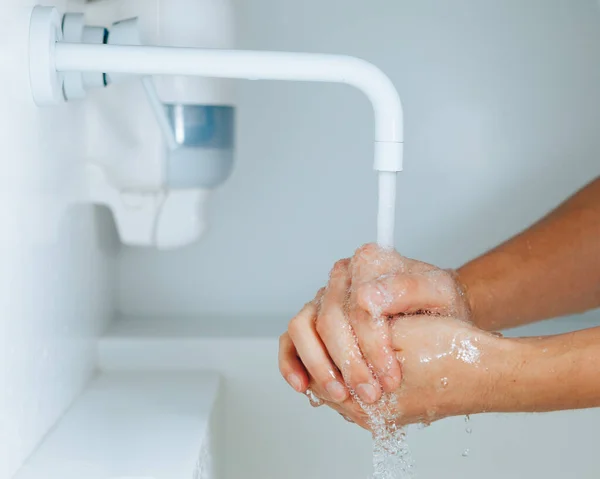 Handen Wassen Onder Kraan Een Badkamer — Stockfoto