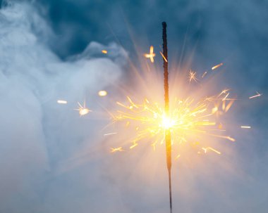 Yoğun dumanlı ateş fişeği, soyut Noel havai fişeği arka planı