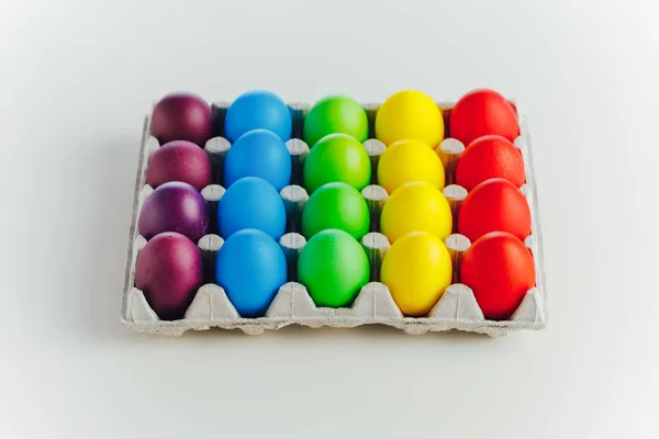 Пасхальные Праздничные Многоцветные Яйца Картон Белый Фон Крупный План — стоковое фото