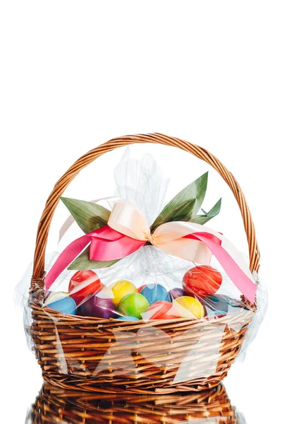 Cesta Regalo Pascua Con Huevos Multicolores Aislados Blanco — Foto de Stock