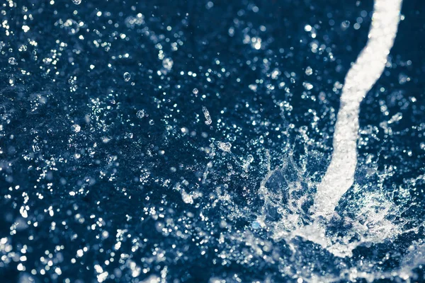 Chorro Agua Con Gotas Salpicadura Fondo Azul —  Fotos de Stock