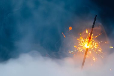 Yoğun dumanlı ateş fişeği, soyut Noel havai fişeği arka planı