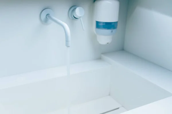 Wash Bowl Dengan Air Yang Mengalir Dari Keran Rumah Sakit — Stok Foto