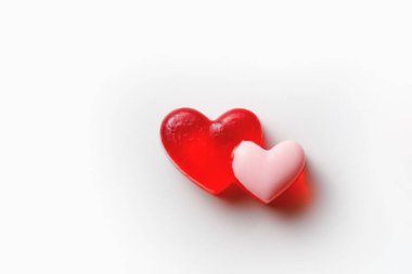 Kalp şeklinde el yapımı sabun, beyaz arkaplan