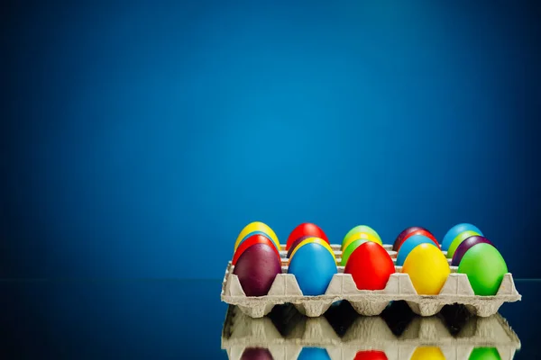 Huevos Multicolor Festivos Pascua Cartón Fondo Azul Con Espacio Copia — Foto de Stock