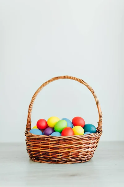 Huevos Color Pascua Cesta Regalo Festiva Fondo Madera Gris Claro — Foto de Stock