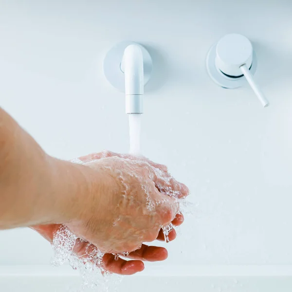 Πλύσιμο Των Χεριών Κάτω Από Βρύση Τρεχούμενο Νερό — Φωτογραφία Αρχείου