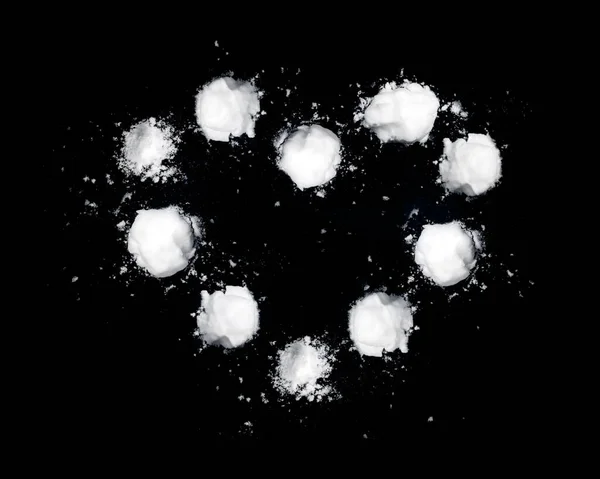 Hart Vorm Gemaakt Van Sneeuwballen Zwarte Muur — Stockfoto