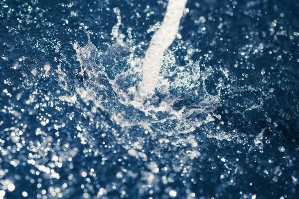 Wasserstrahl Mit Spritztropfen Blauer Hintergrund — Stockfoto