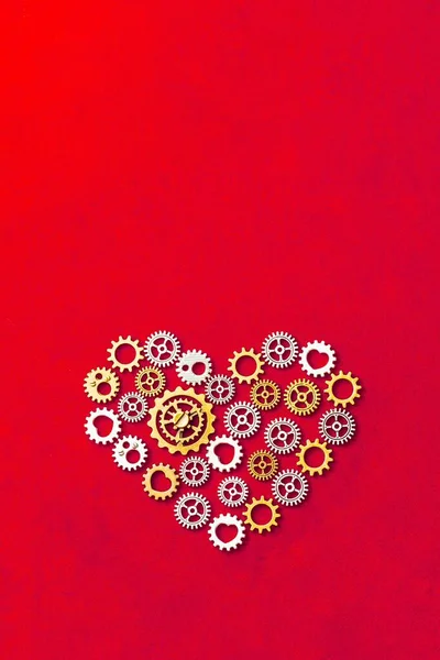 Σχήμα Καρδιάς Από Γρανάζια Κόκκινο Φόντο — Φωτογραφία Αρχείου