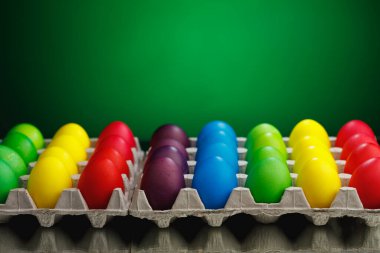 Paskalya bayramı çok renkli yumurta kutusu, yemyeşil arka plan ve fotokopi alanı