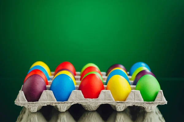 Huevos Multicolor Festivos Pascua Cartón Fondo Verde Con Espacio Copia — Foto de Stock