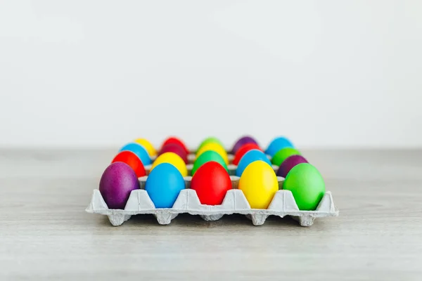 Wielkanocne Świąteczne Wielobarwne Pudełko Jajkami Jasnoszare Drewniane Tło Kopiarką — Zdjęcie stockowe