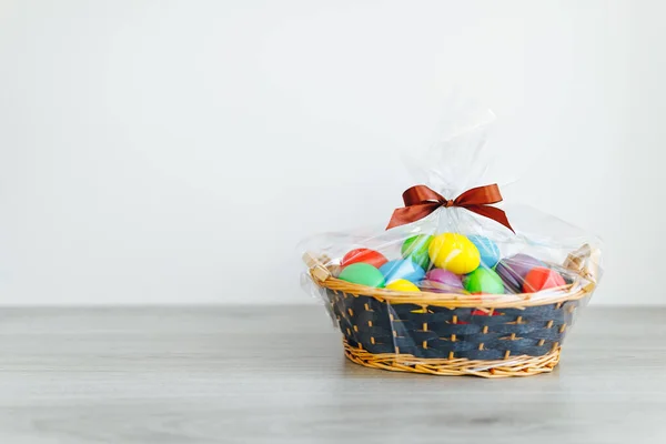 Paaseieren Feestelijke Geschenkmand Lichtgrijze Houten Ondergrond Met Kopieerruimte — Stockfoto