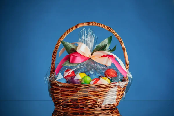Cesto Pasqua Festivo Con Uova Colorate Sfondo Blu — Foto Stock