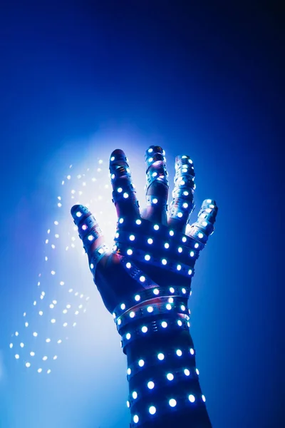 Menselijke Hand Bedekt Met Blauwe Led Verlichting Verlichte Achtergrond — Stockfoto