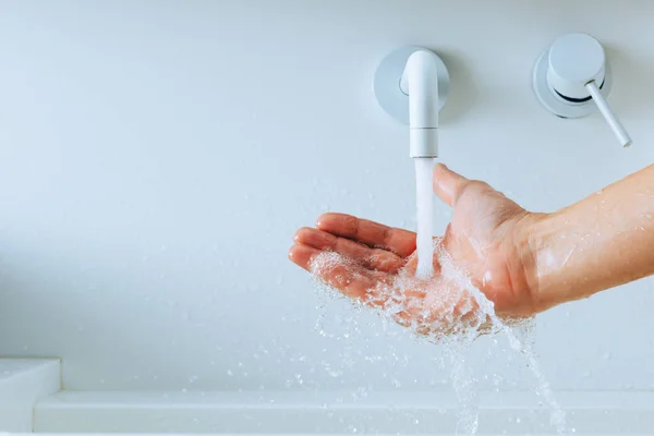 Mano Debajo Del Grifo Con Agua Salpicada —  Fotos de Stock