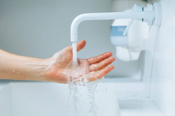 Hand Faucet Flowing Water Splash — Stock Photo, Image