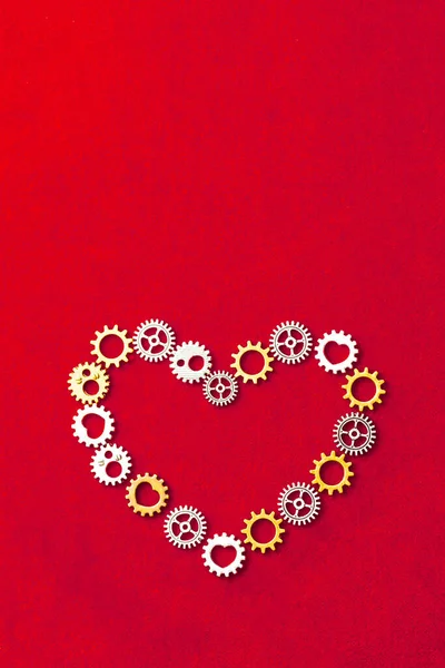 Kalp Şekli Dişlilerden Yapılmış Kırmızı Arkaplan — Stok fotoğraf