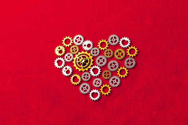Σχήμα Καρδιάς Από Γρανάζια Κόκκινο Φόντο — Φωτογραφία Αρχείου