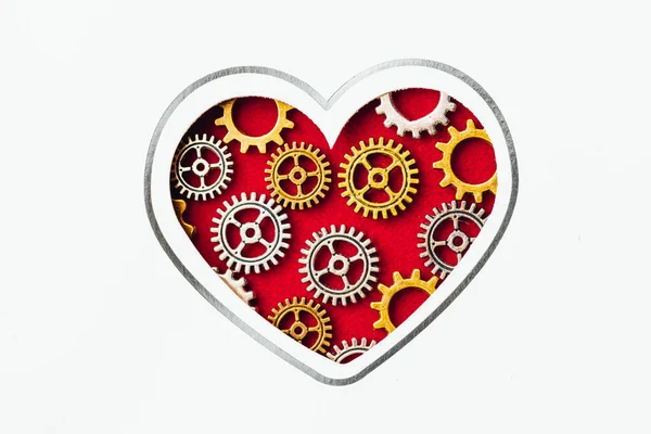 Λευκή Κάρτα Σχήμα Καρδιάς Από Γρανάζια Κόκκινο Φόντο — Φωτογραφία Αρχείου
