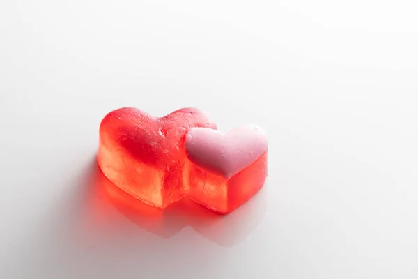 Sapone Fatto Mano Con Forma Cuore Sfondo Bianco — Foto Stock