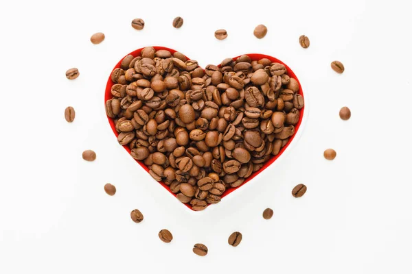 Chicchi Caffè Torrefatto Piatto Forma Cuore Rosso Sfondo Bianco — Foto Stock