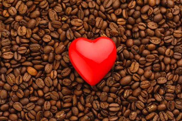 Kavrulmuş Kahve Çekirdeklerinde Kırmızı Kalp Şekli — Stok fotoğraf