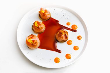 Beyaz tabakta soslu somon tataki.