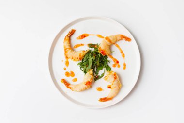 Tabakta kızarmış karides, beyaz arka plan.