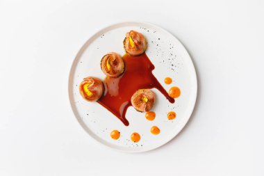 Beyaz tabakta soslu somon tataki.