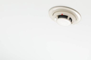 Yangın alarmı duman dedektörü, beyaz arkaplan
