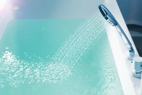 Sprcha Naplňující Vanu Proudem Vody — Stock fotografie