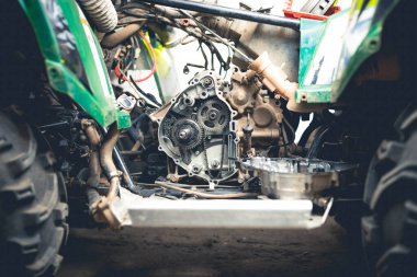 onarım ve bakım için ATV 'nin parçalanmış motoru