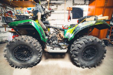 onarım ve bakım için ATV 'nin parçalanmış motoru