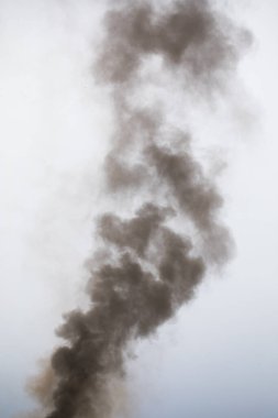 Yanan evin siyah duman izi