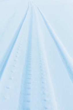 Kar motosikletinin kar izi, yakın çekim görüntüsü